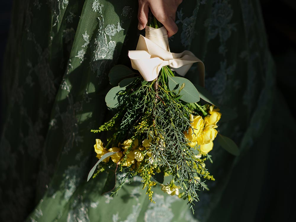 黄色いバラやユーカリ、ローズマリーの花束